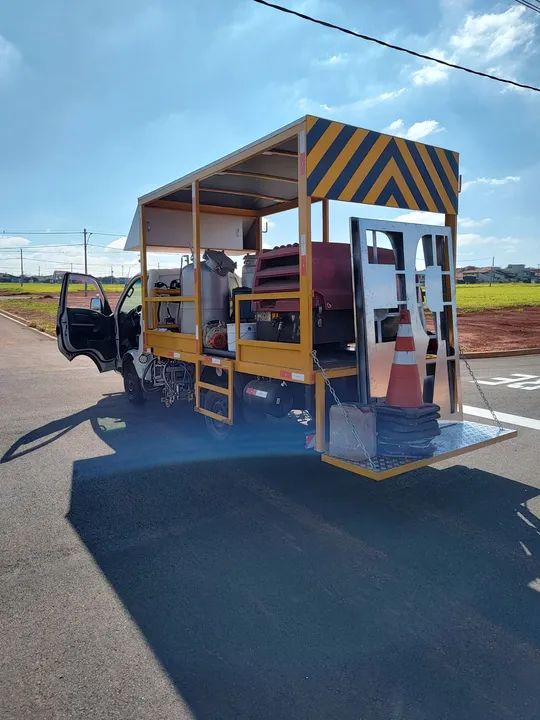 Caminhão de pintura viária  - Foto 4