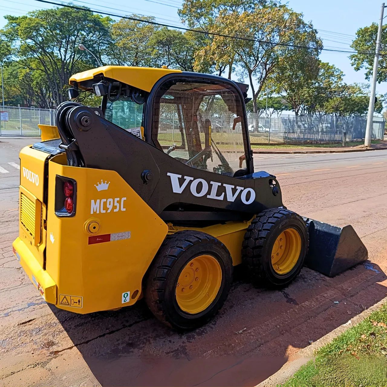 Mini Carregadeira Volvo MC95C - Ano 2018 com Garantia  - Foto 2