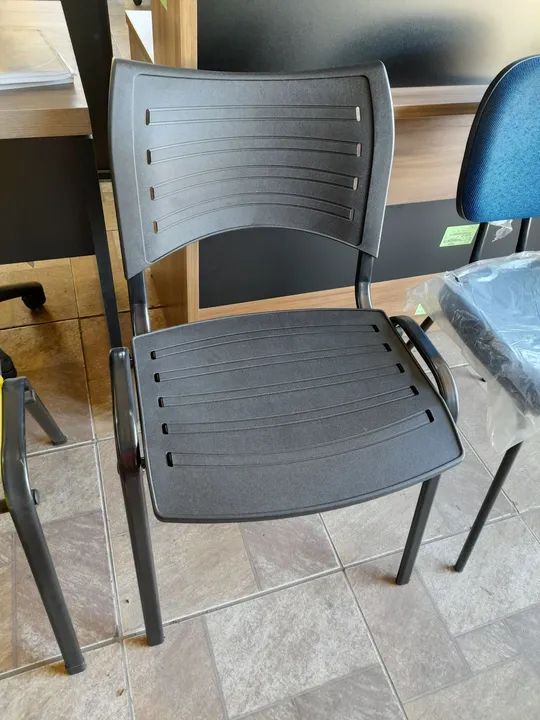 Cadeira fixa empilhavel- Nova