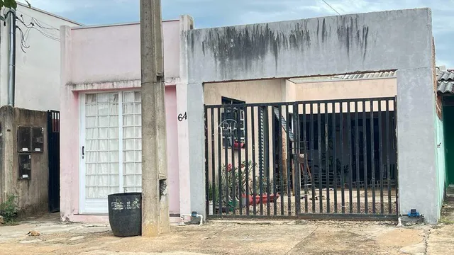 Ótimo Investimento 2 Casas no terreno e Salão.
