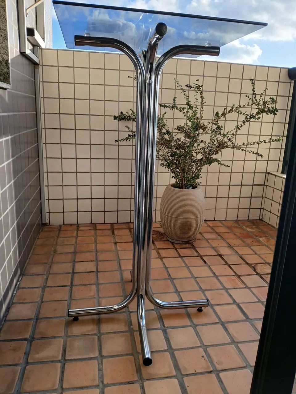 Mesa de vidro moderna com base inox