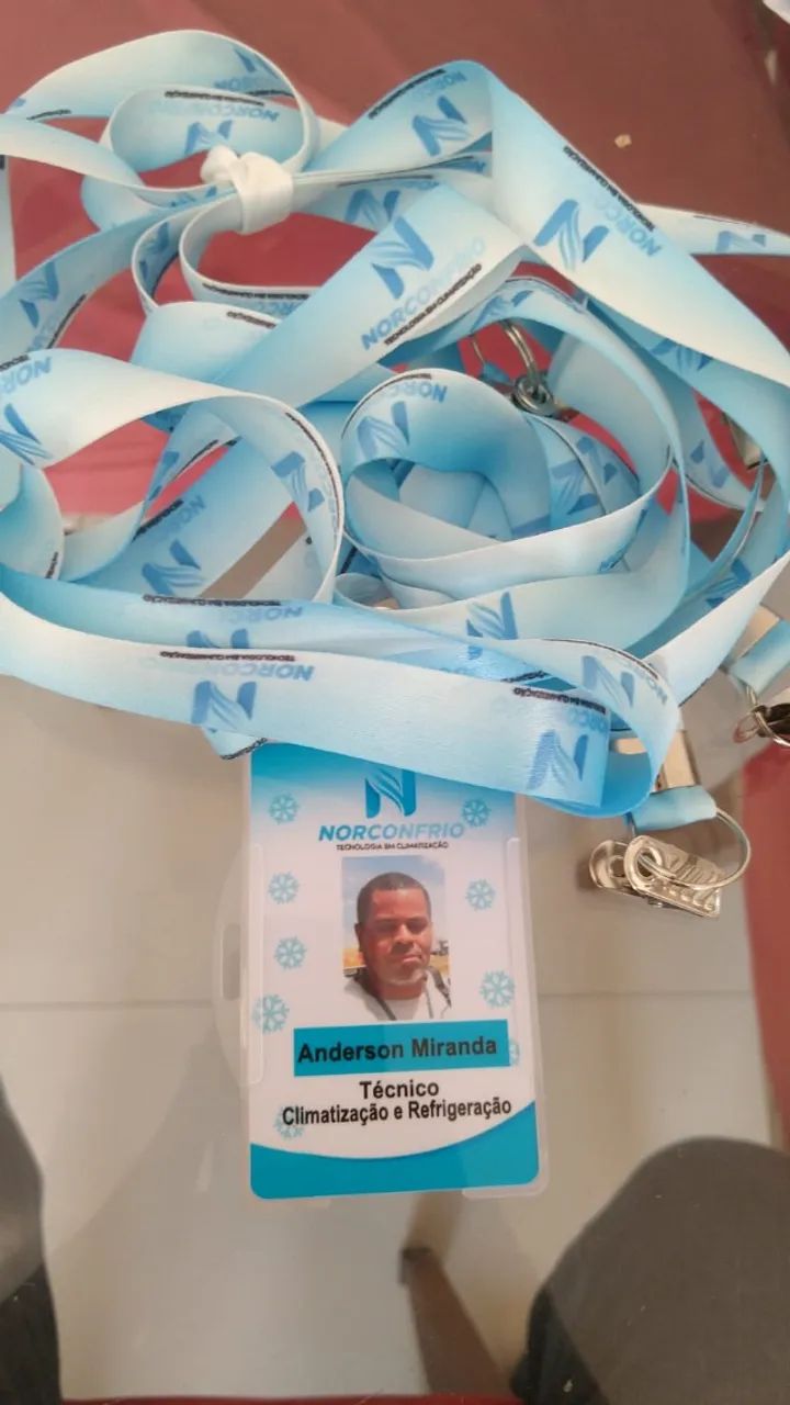 10 Crachás + cordão personalizado .promoção 