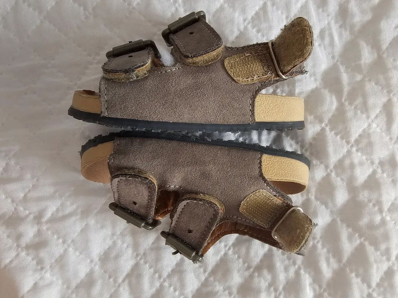 Sandálias infantis cinza com fivela e velcro - Foto 2