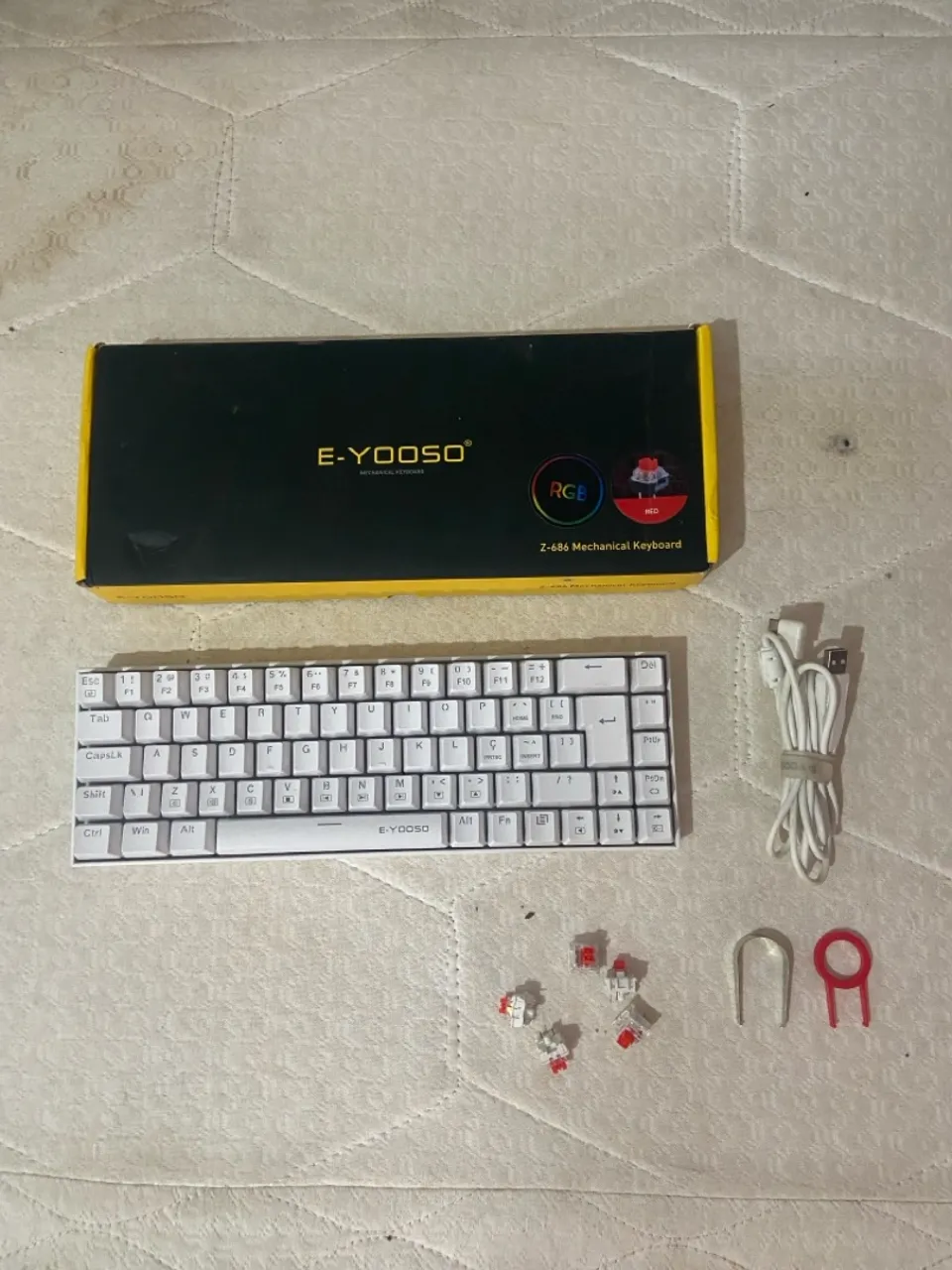 Teclado Mecânico E-YOOSO Z-686 RGB