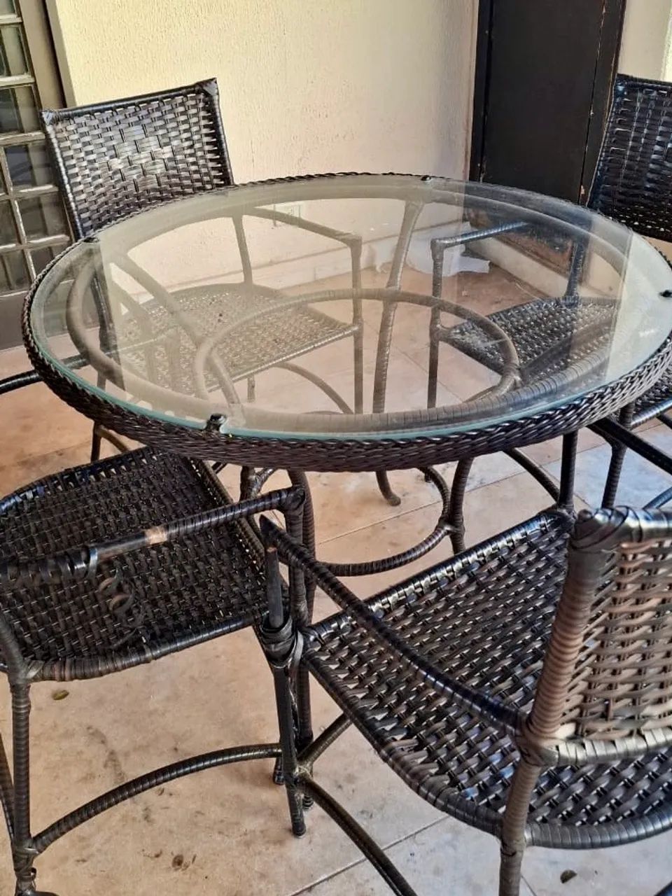 Conjunto de mesa de fibra sintética.