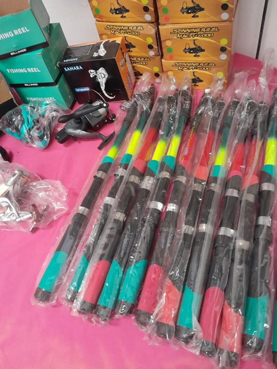 VARA DE PESCA 2.40m e MOLINETE 160 REAIS AVISTA