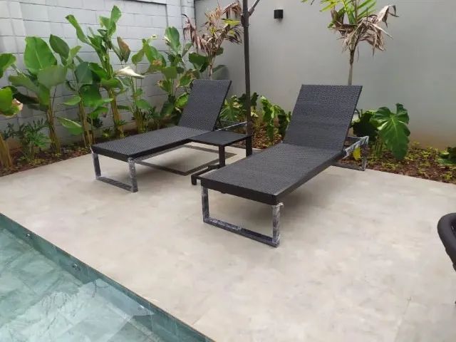 CONJUNTO ESPREGUIÇADEIRAS DE CORDA NÁUTICA + MESA DE APOIO