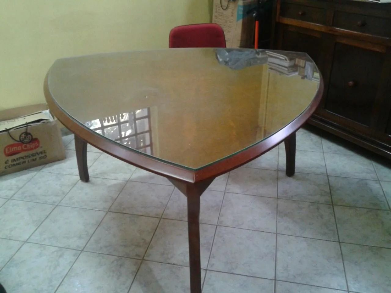 Mesa de jantar triangular em madeira