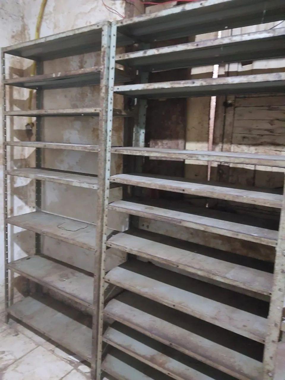 Prateleiras de ferro reforçadas - Foto 3
