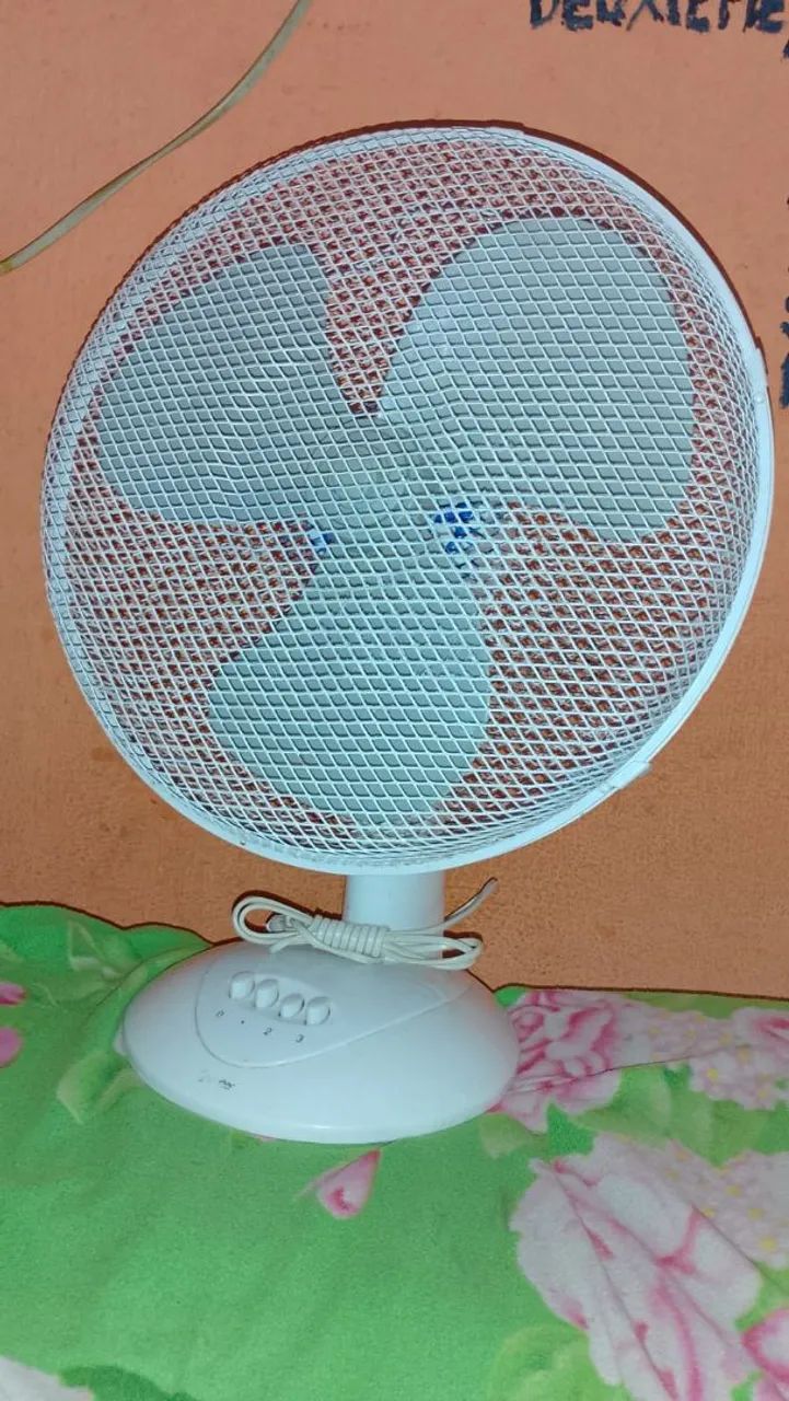 Ventilador 220 V com apenas 1 ano de uso funcionando perfeitamente. - Foto 2