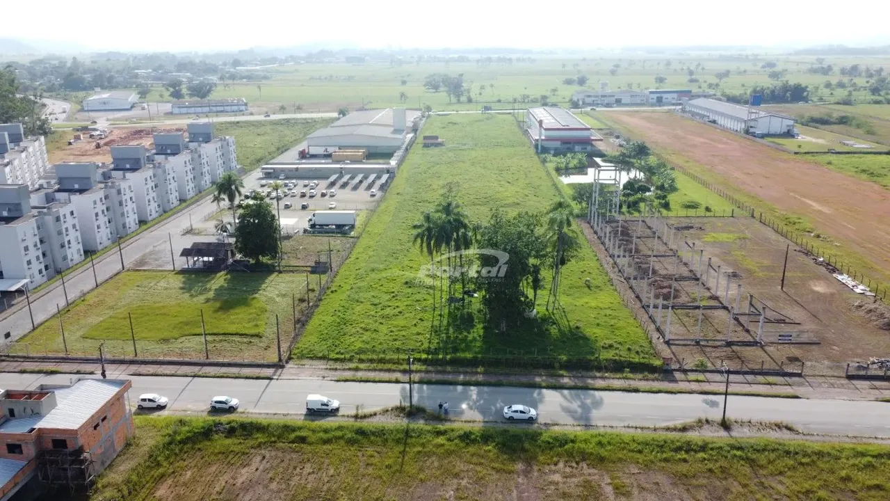 Terreno para fins comerciais, próximo a BR-470, com 21.400,00m² de área, no bairro Sete de