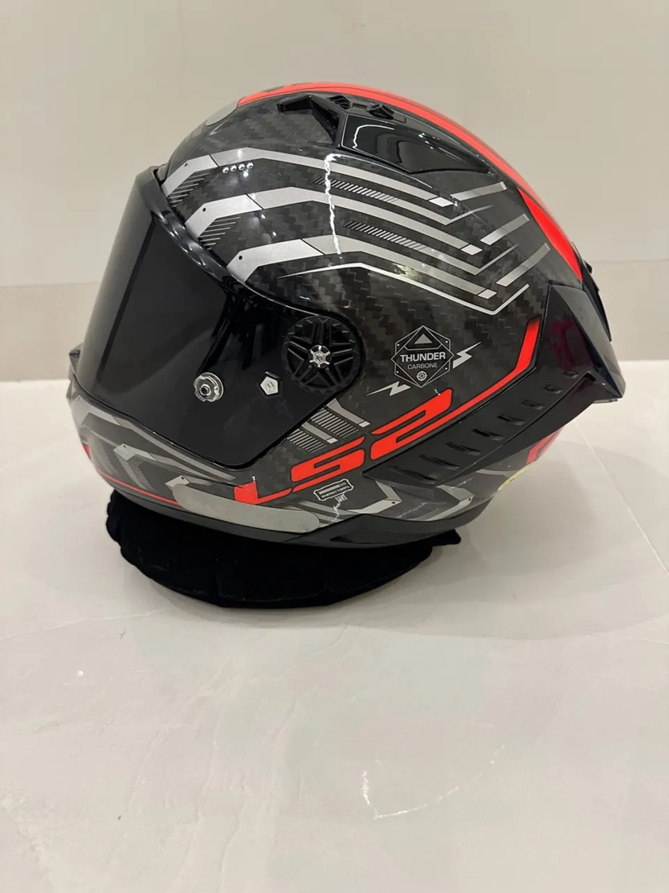 Capacete LS2 Thunder Carbon - Design Moderno e Segurança