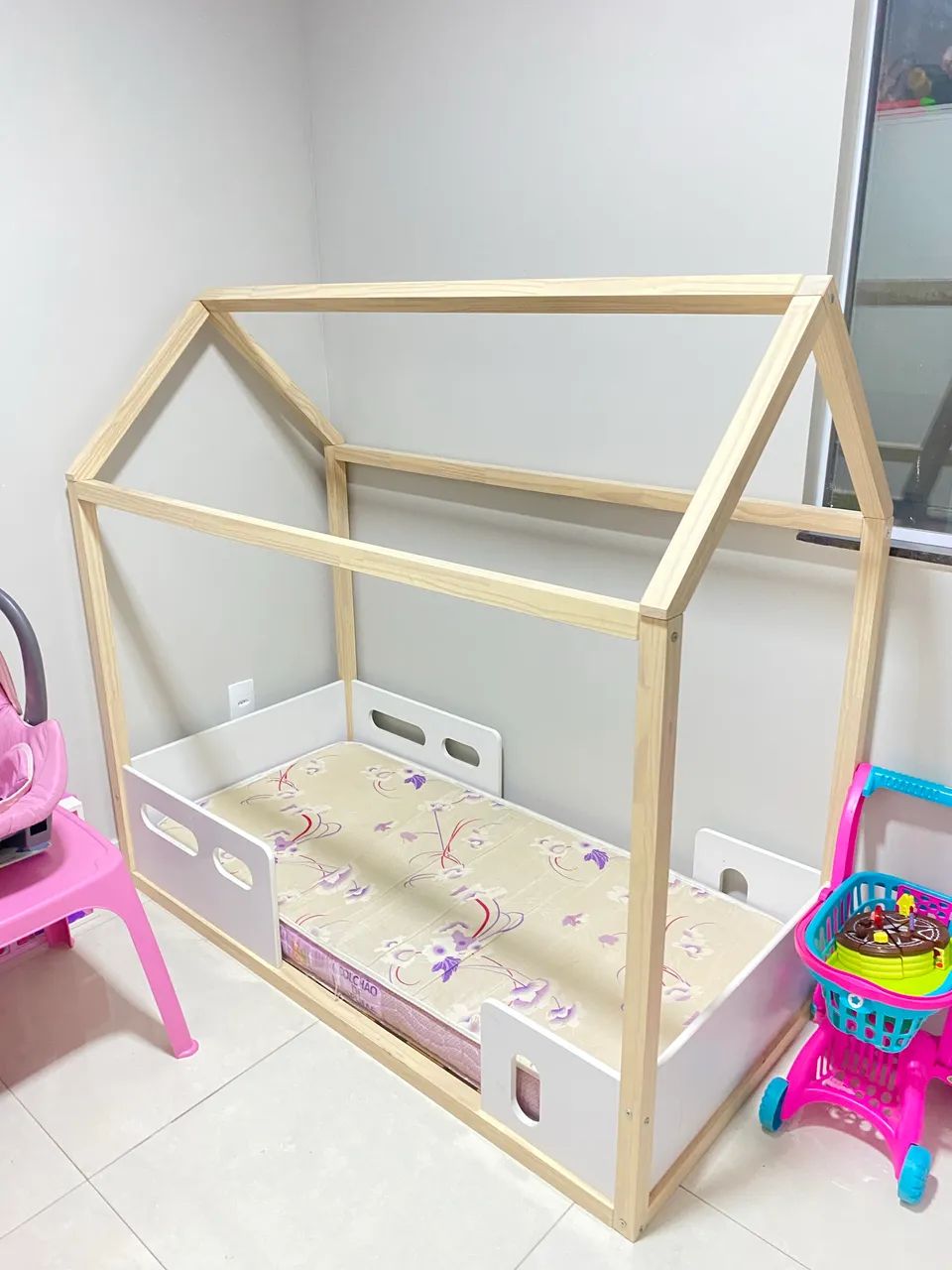 cama montessoriana infantil