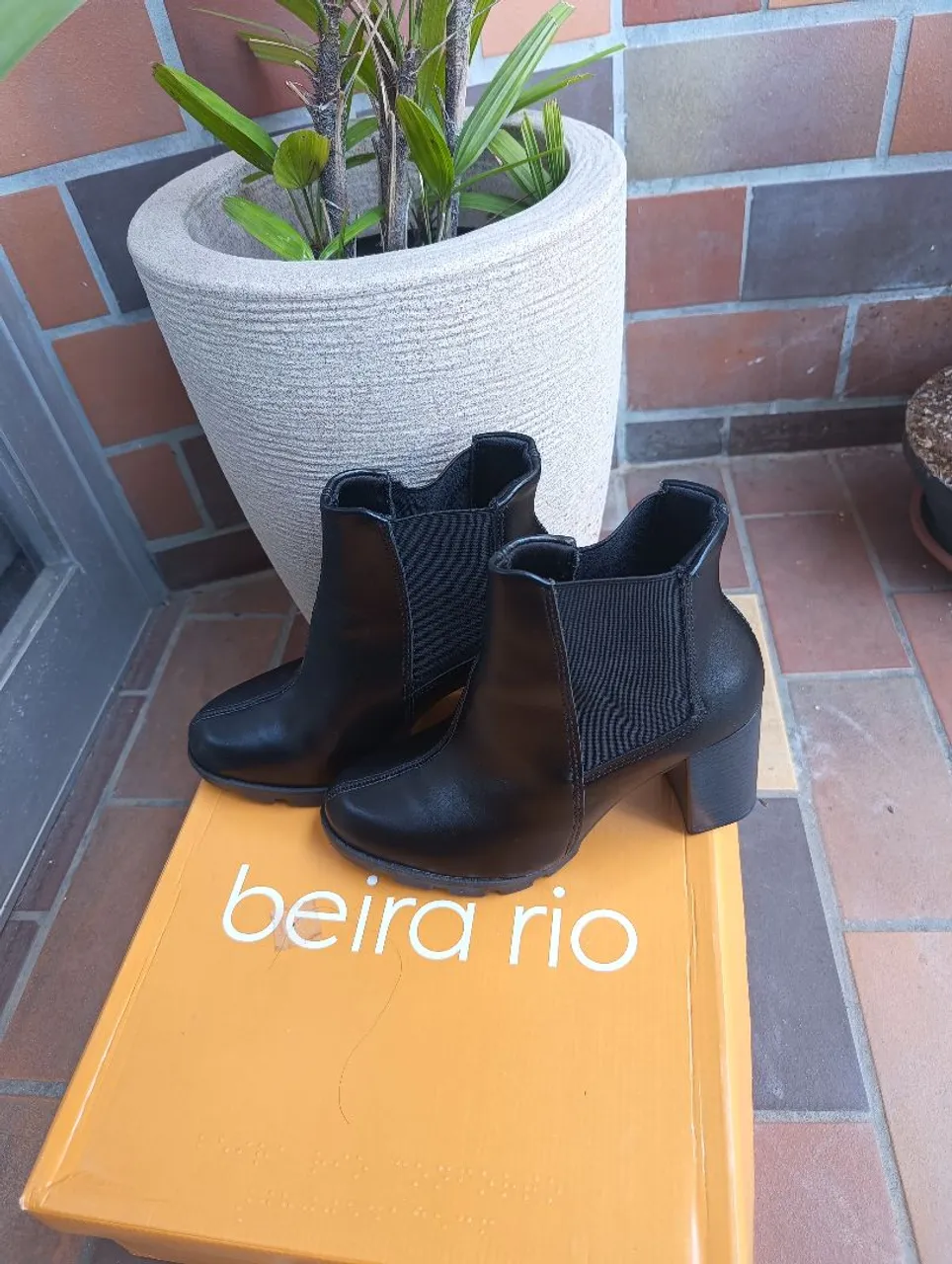 Botas de cano curto pretas Beira Rio