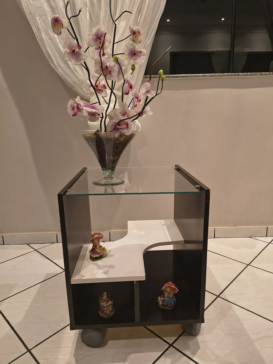 Mesa de Canto com Prateleiras e Rodinhas