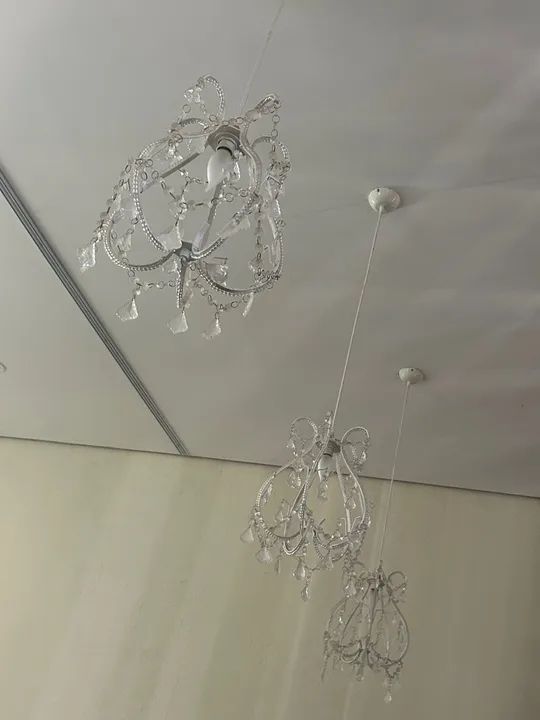 Conjunto de Lustres três peças, pedrarias e uma lâmpada ao centro