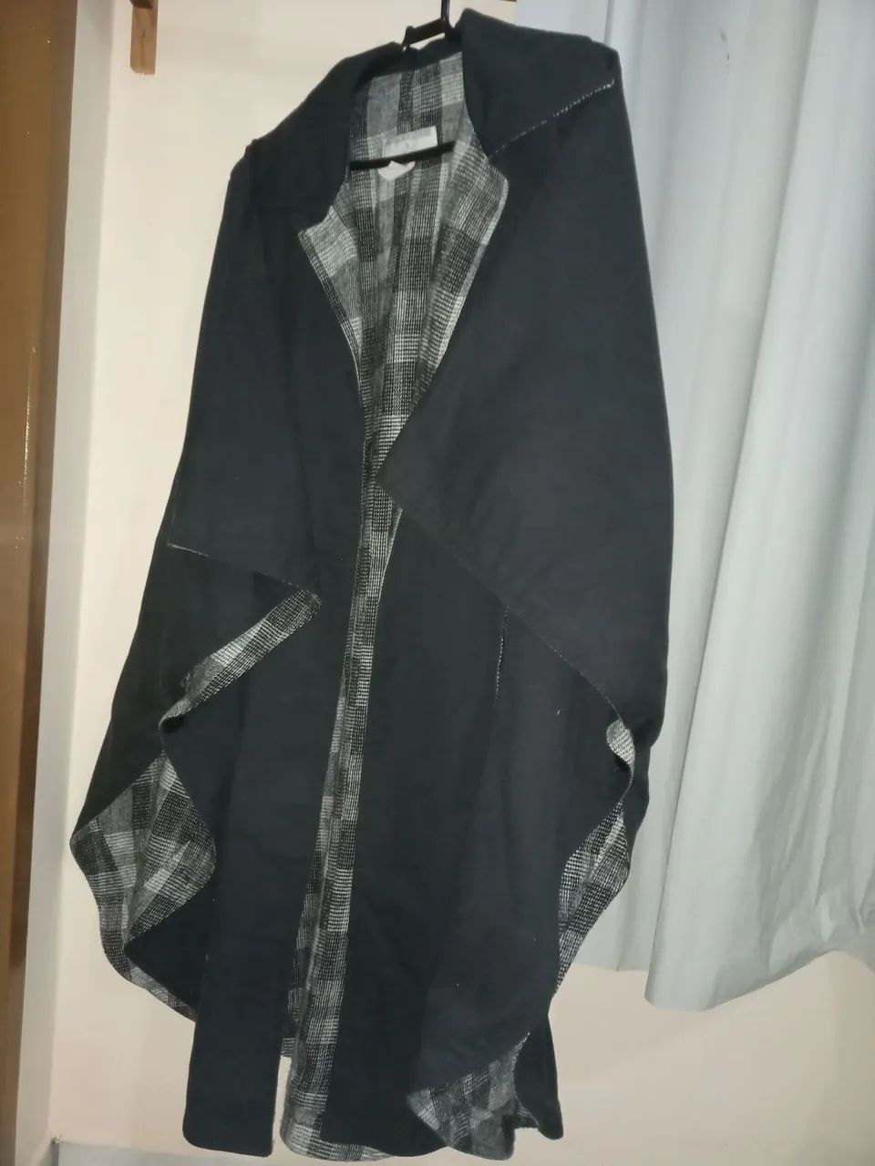 Casaco Feminino Preto com Detalhe em Xadrez - Foto 2