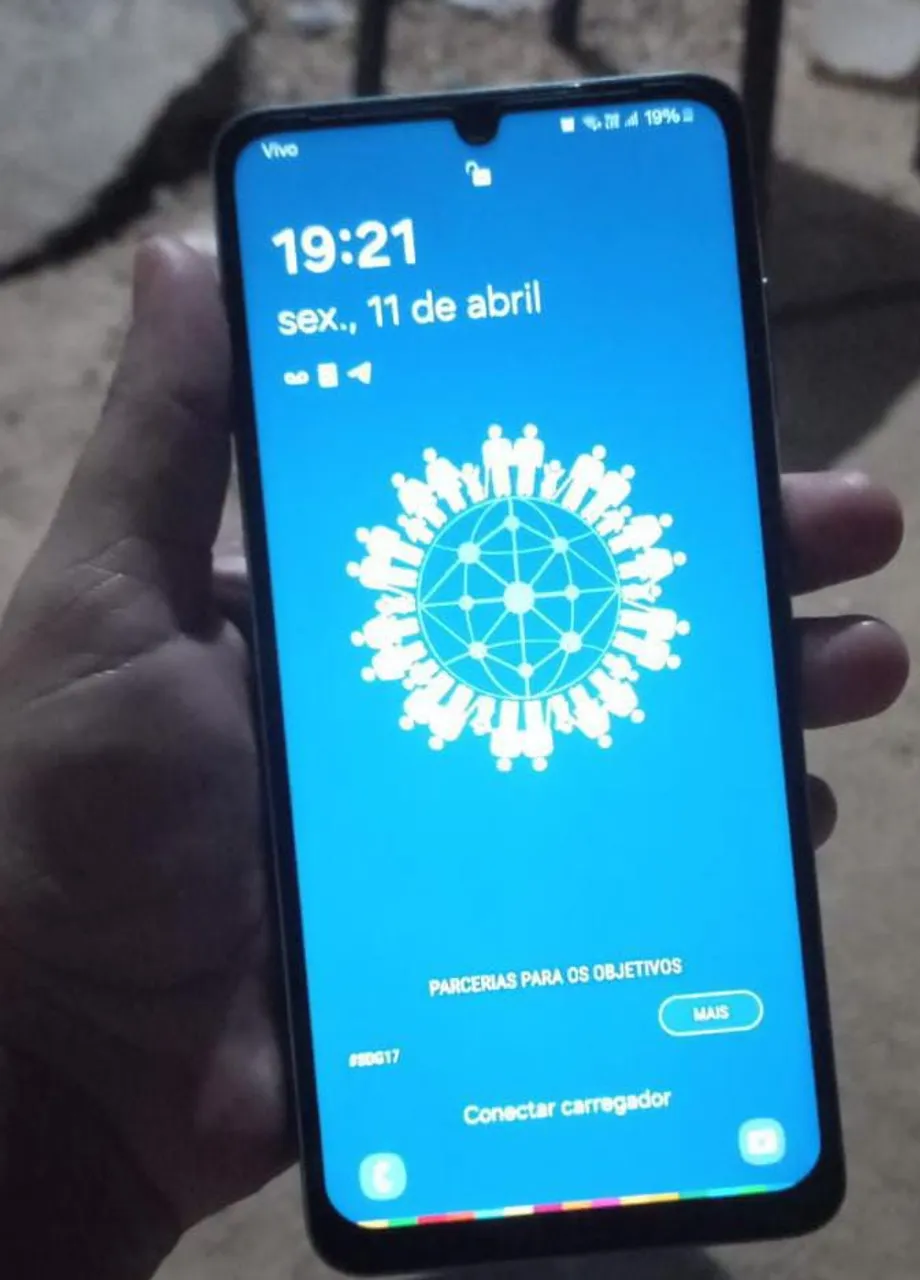 Vendo celular A6, único dono.
