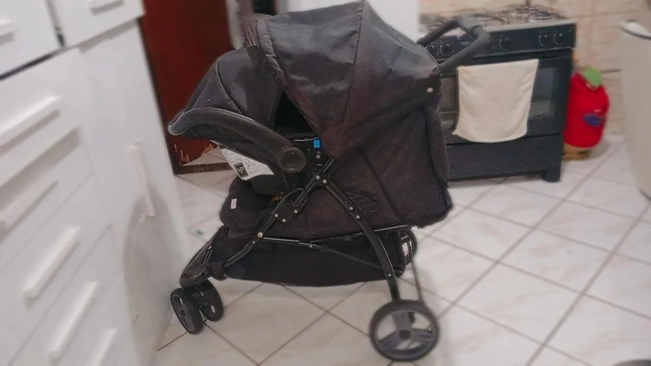 Carrinho de bebê com bebê conforto