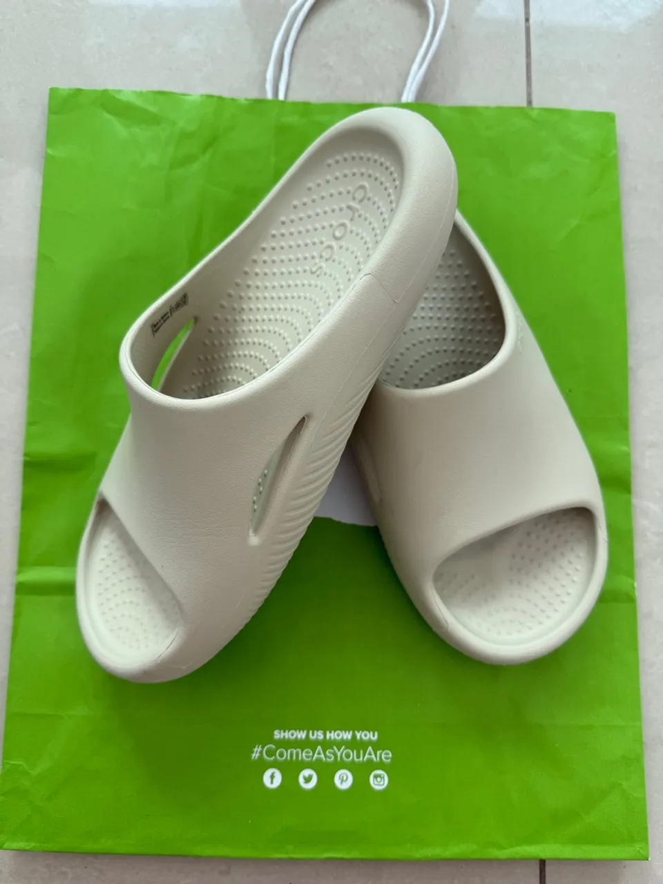 Sandálias Crocs mellow slide 35/36 Off white