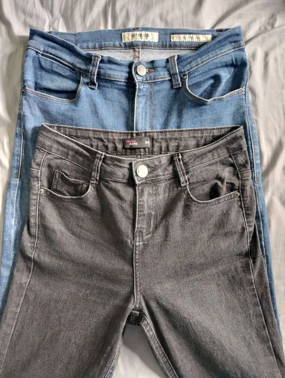 02 calças jeans, modelo flare, usadas