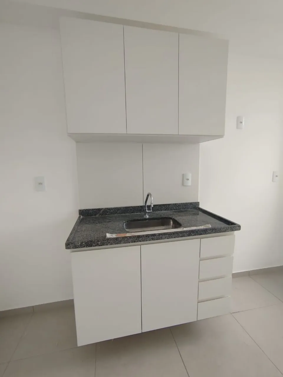 Alugo Apto 2 qtos com varanda , armários na cozinha sol da tarde morada de Laranjeiras