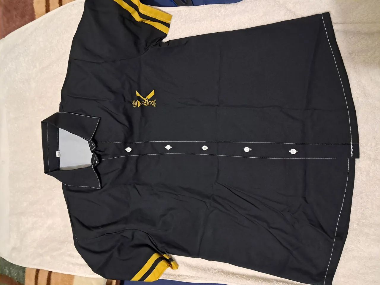 Camisa preta com detalhes em amarelo