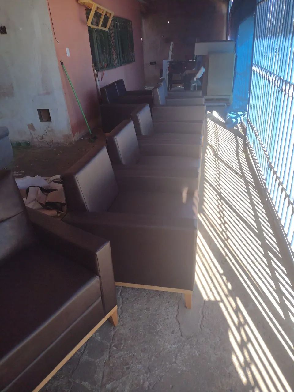 Poltronas de Couro Elegantes e Confortáveis - Foto 5