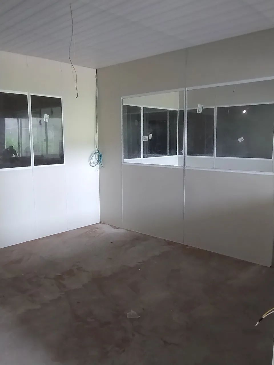 Sala Comercial com Divisórias e Janelas em Eucatex 