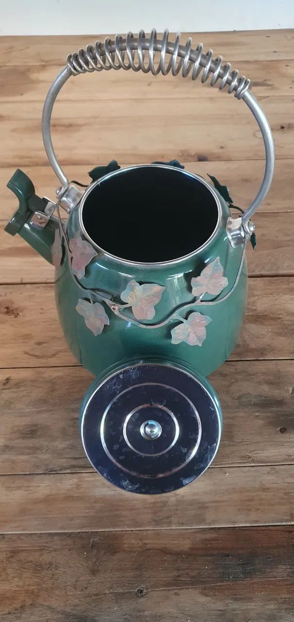 Chaleira esmaltada com apito, detalhes em ferro - Foto 2
