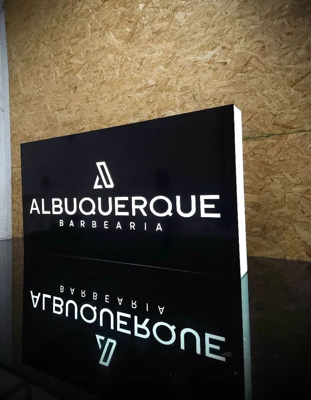 Placas luminosas retangulares com sua logo