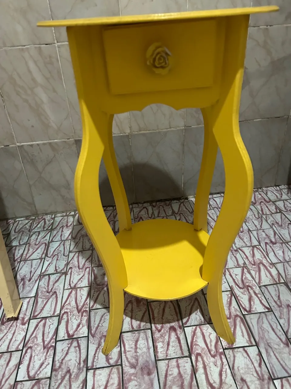 Mesa de canto amarela com gaveta