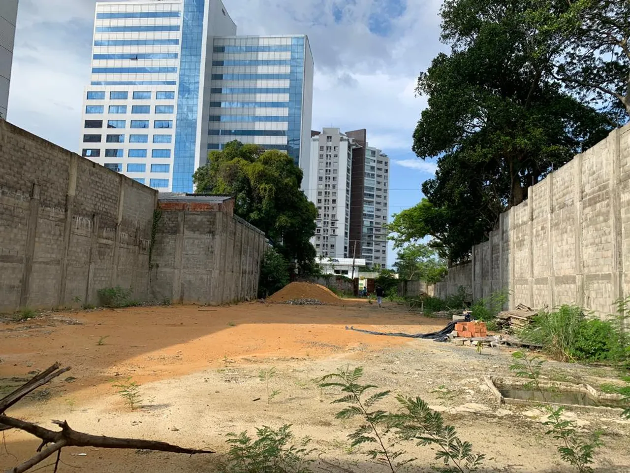Terreno bem localizado no Adrianópolis, 1.362m2 limpo, Acesso pela Rua Belo Horizonte.