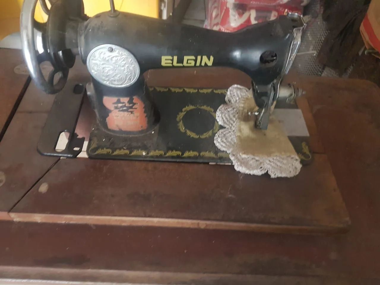 Máquina de Costura Elgin Antiga e mesa de maderao