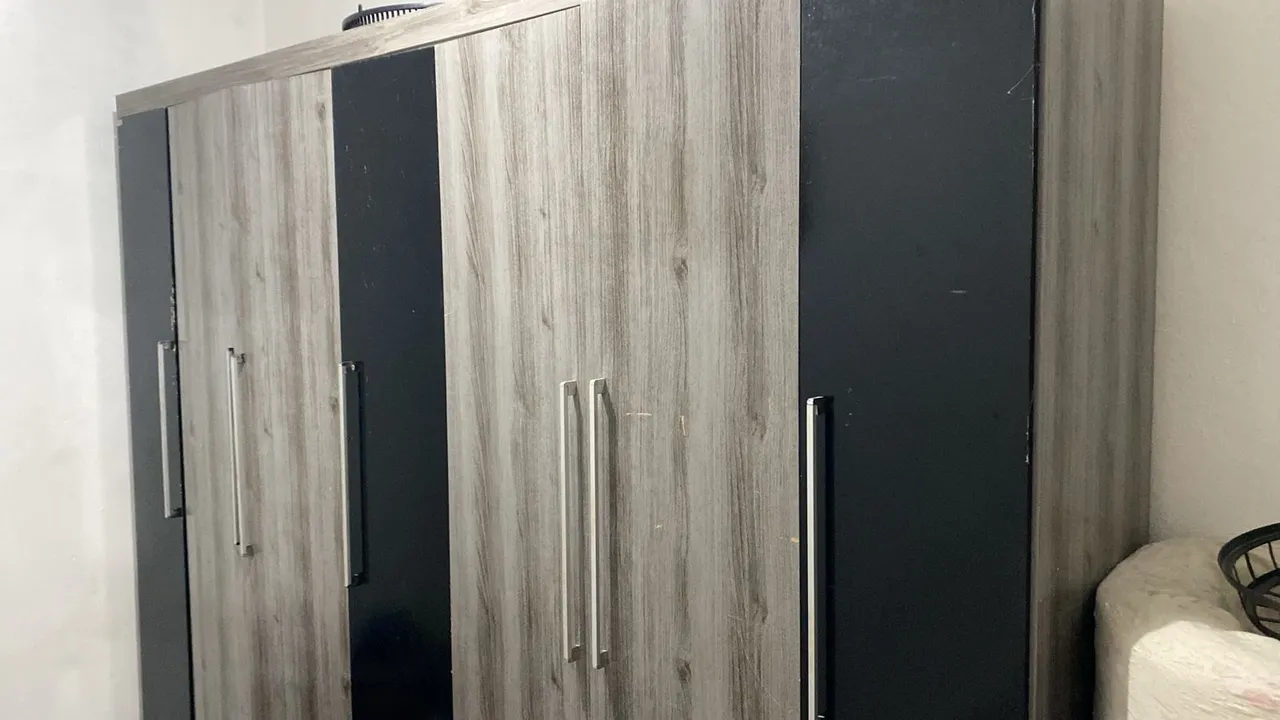 Guarda-Roupa Preto e Cinza