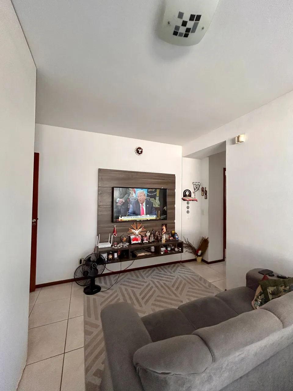 Apartamento com 02 quartos sendo 01 suíte no bairro Carianos em Florianópolis/SC