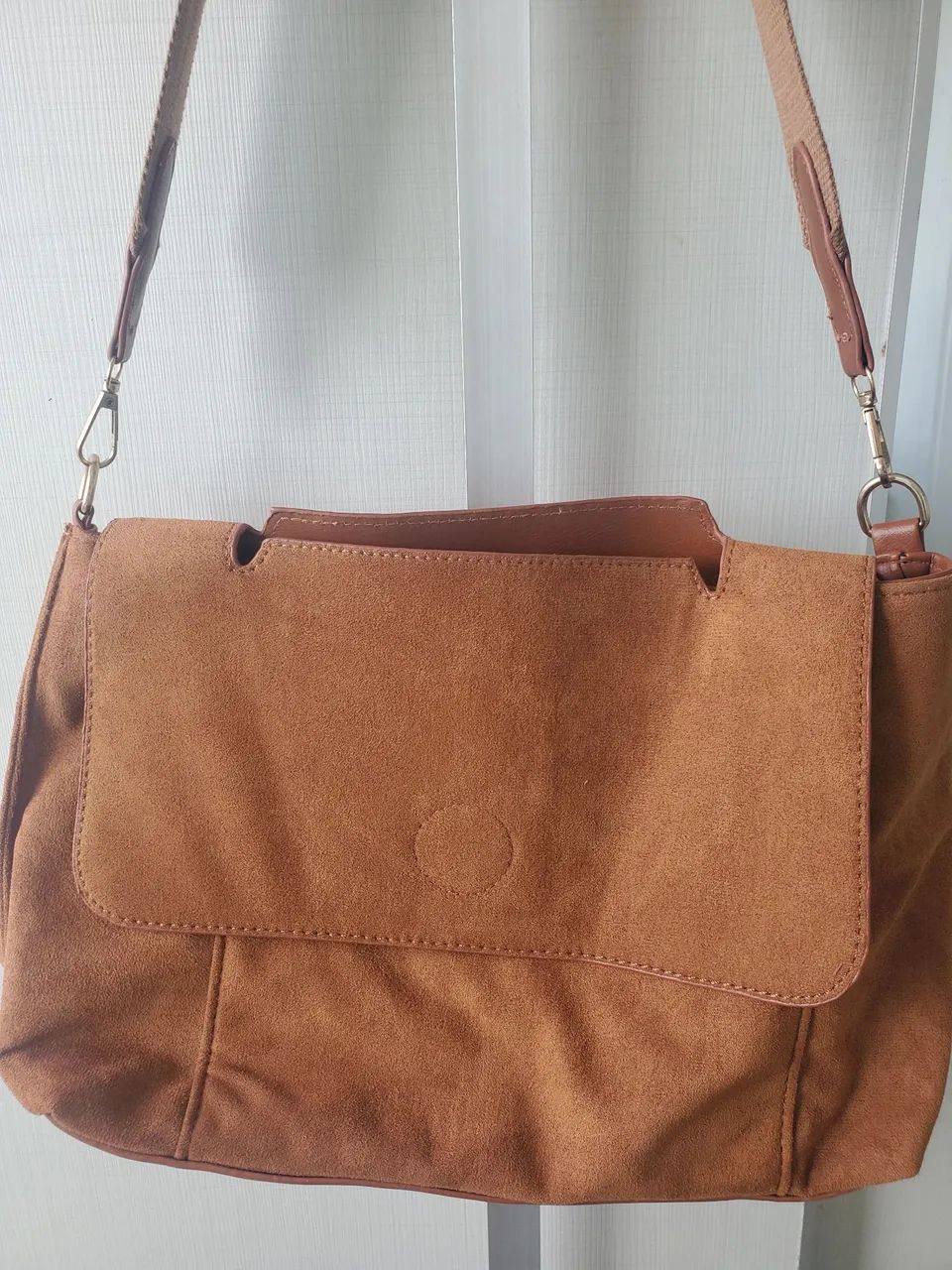 Bolsa estilo carteiro transversal camurça - Foto 2