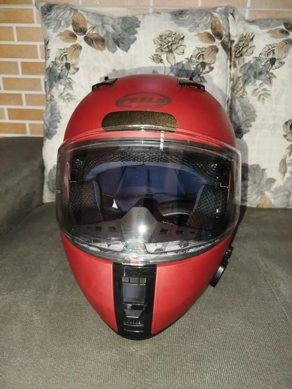 Capacete Vermelho Fosco Com Visor Escuro. - Foto 2