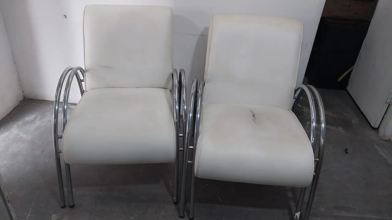 02 Cadeiras de design com estrutura cromada e assento em couro - Foto 3