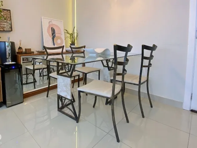 Mesa de jantar com 4 cadeiras