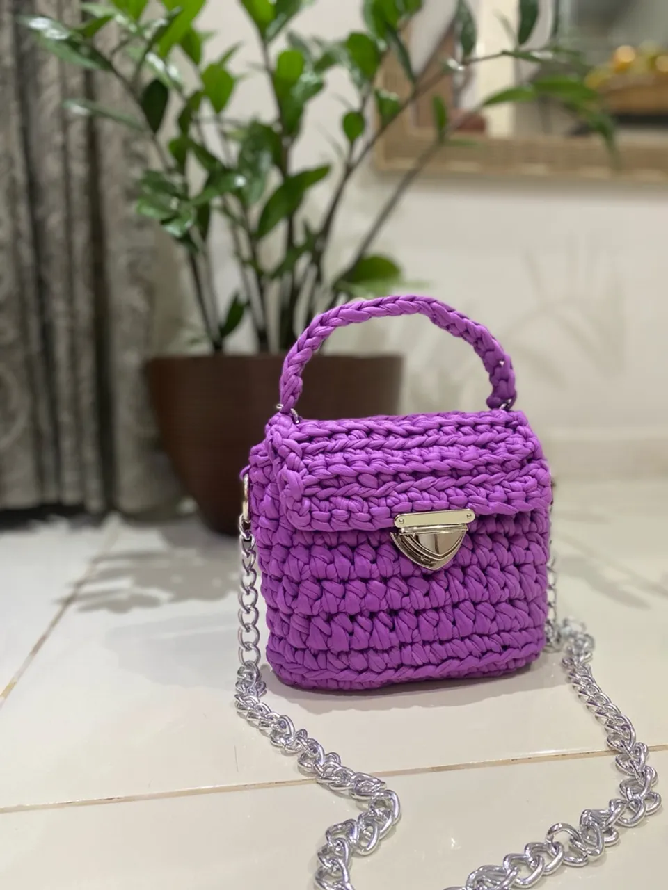 Bolsa de Crochê Roxa com Corrente Elegante