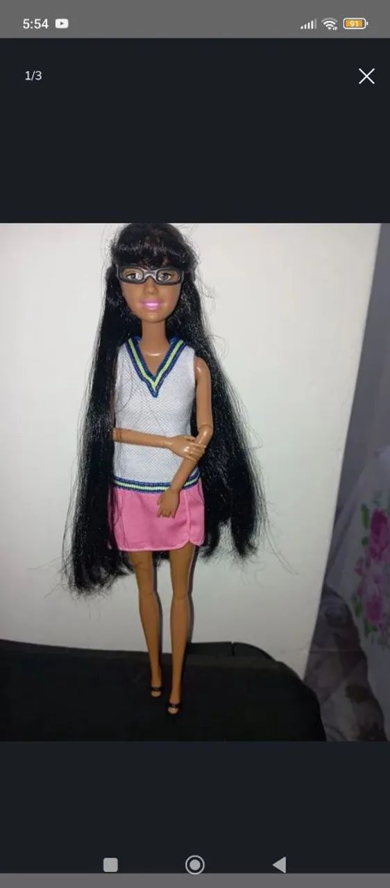 Boneca com óculos e roupa esportiva
