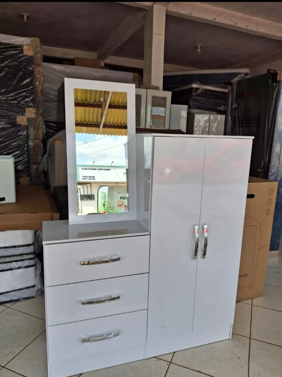 Penteadeira com Guarda-Roupa Branco