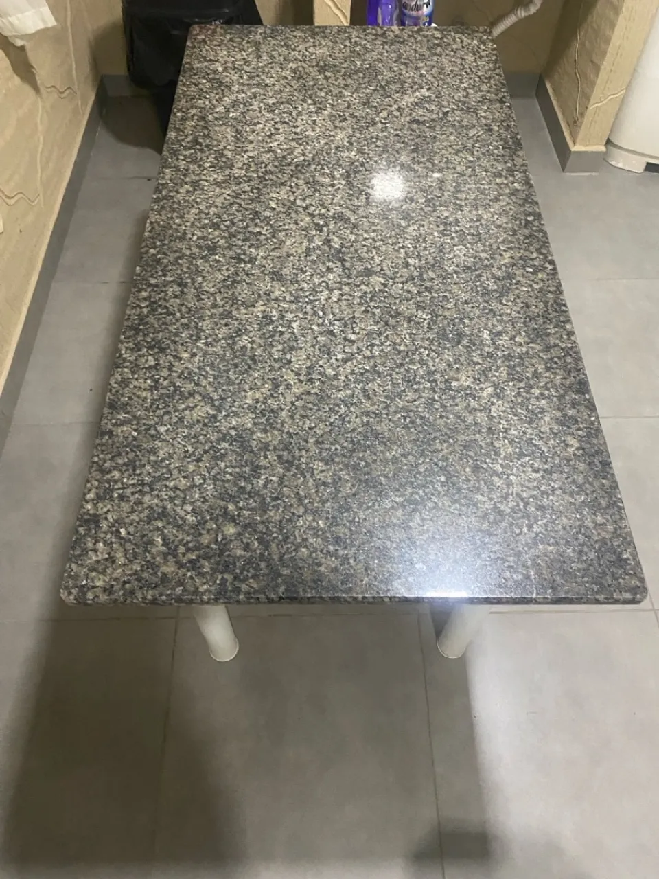Mesa com tampo em granito