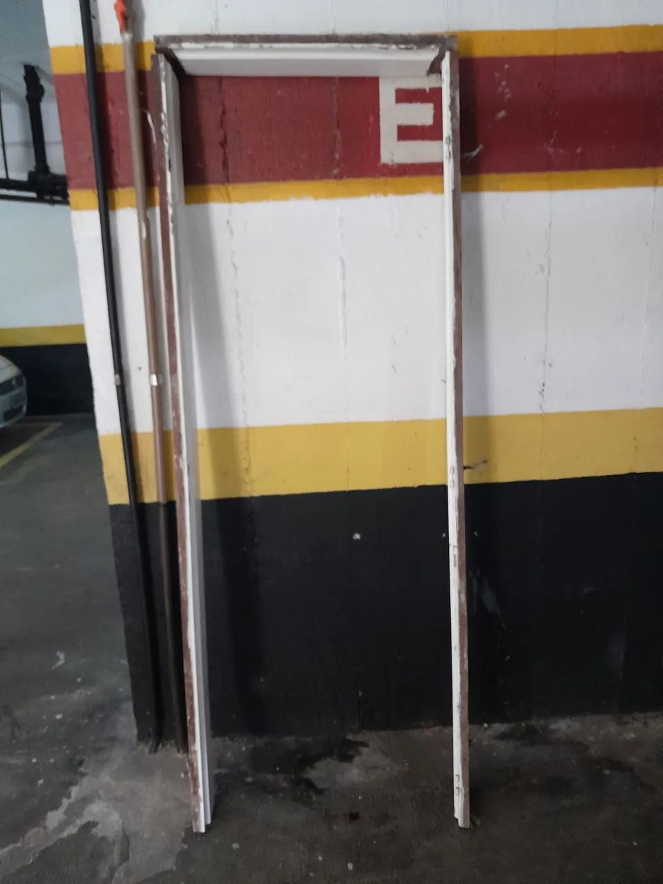 Batente de madeira antiga maciça  - Foto 3