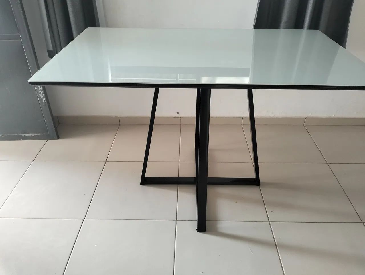Mesa de jantar em vidro com base em ferro - Foto 2