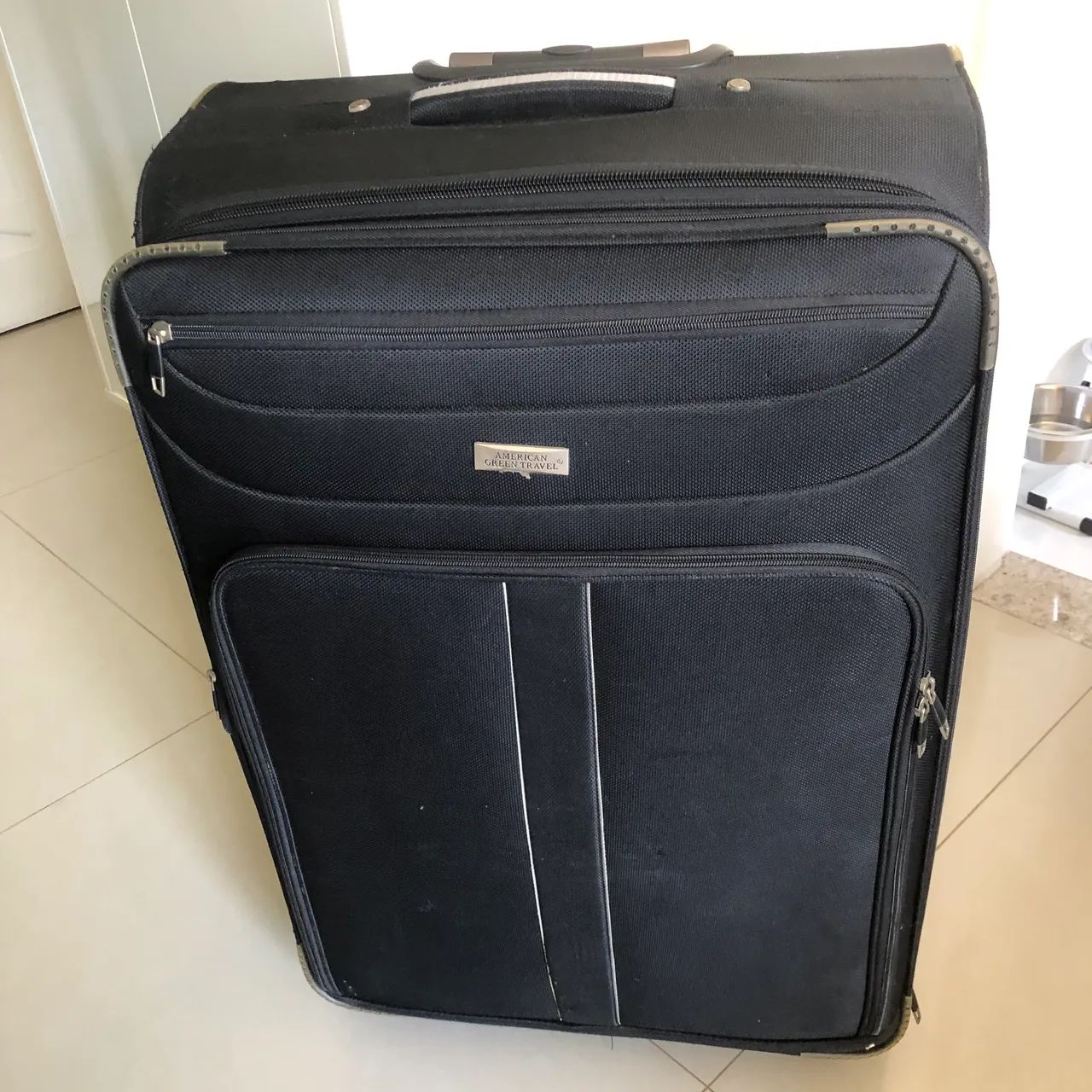 Mala tamanho médio com extensor e rodinhas.