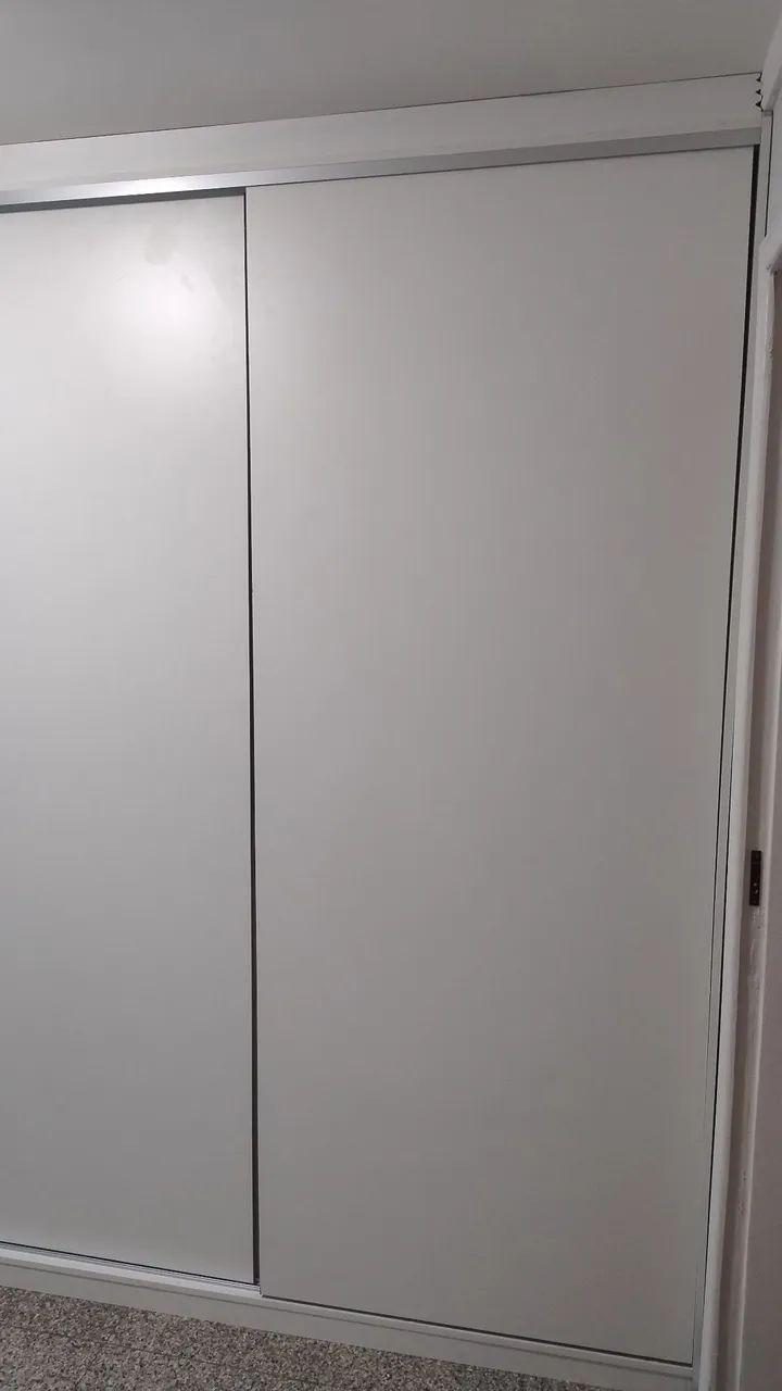 Armário de portas de correr branco com prateleiras e gavetas. - Foto 4