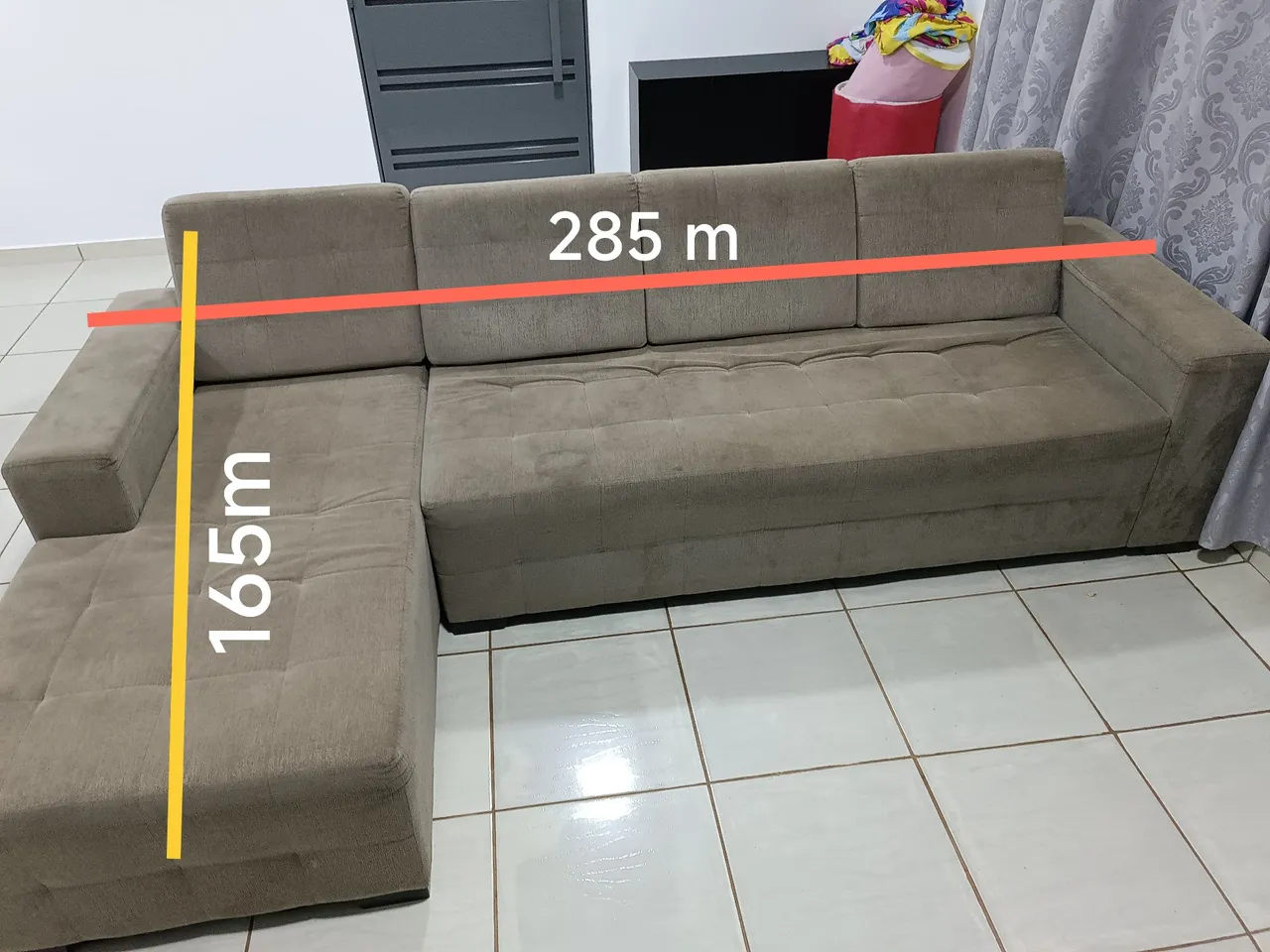 Sofá de canto espaçoso e confortável
