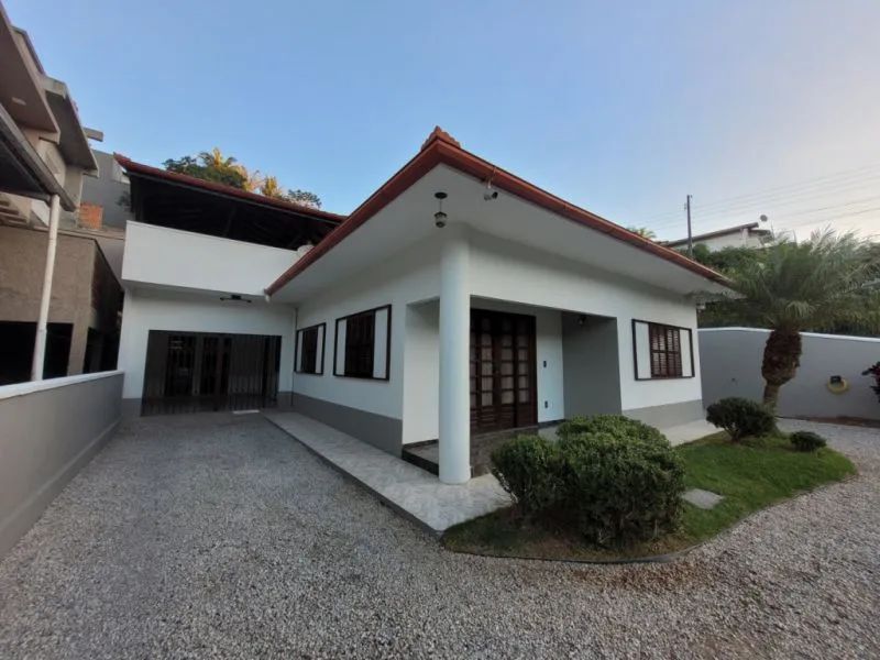 CASA COM 3 QUARTOS E ÁREA DE FESTAS | SEMI-MOBILIADA
